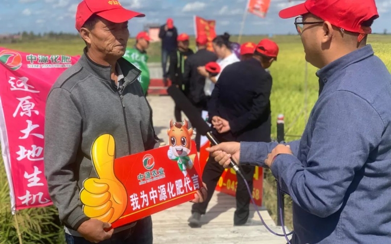 2021中源化肥農(nóng)化服務(wù)中心下鄉(xiāng)回訪，農(nóng)民的滿意才是真滿意，廠家才放心。